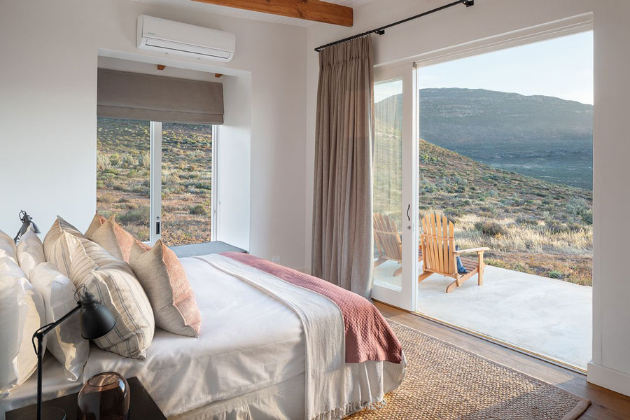 Simbavati-Cederberg-Ridge---Accommodation-08---Superior-Suite-Bedroom